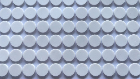 Odorless λαστιχένιο μαξιλάρι ROHS σιλικόνης 75 βαθμού αντιολισθητικό που εξετάζεται για τον ασύρματο φορτιστή