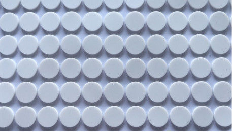 Odorless λαστιχένιο μαξιλάρι ROHS σιλικόνης 75 βαθμού αντιολισθητικό που εξετάζεται για τον ασύρματο φορτιστή
